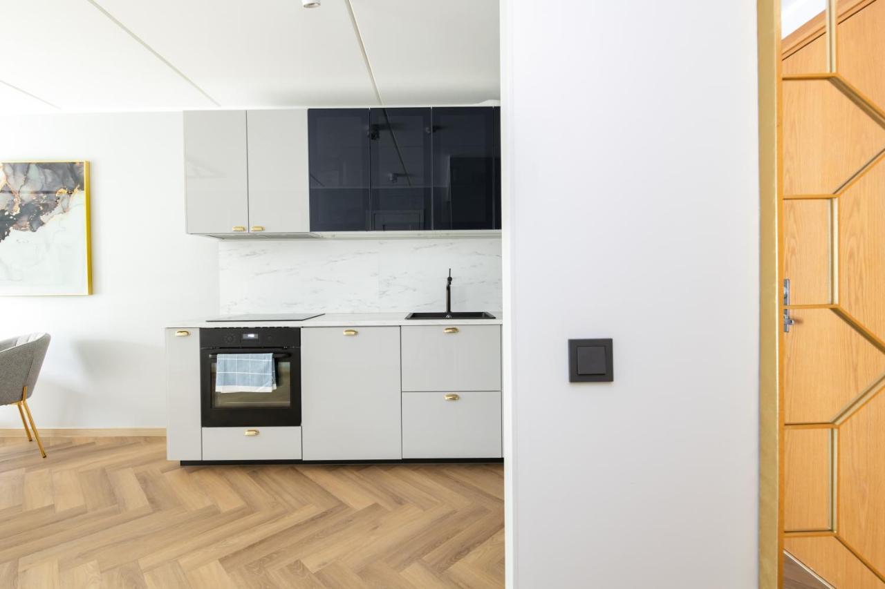 Central Rosi Art Deco Apartment With Parking Tallinn Bagian luar foto