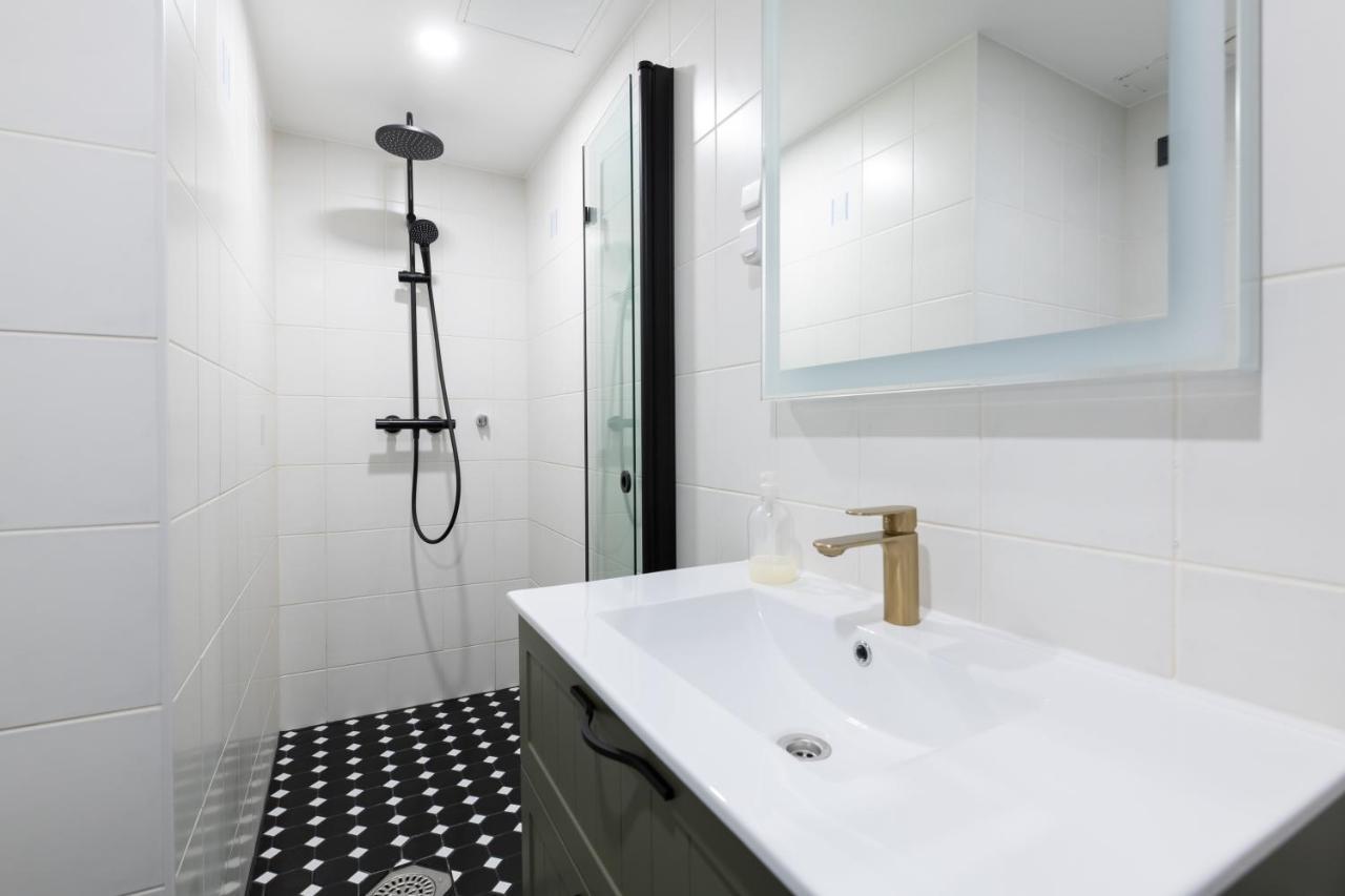 Central Rosi Art Deco Apartment With Parking Tallinn Bagian luar foto