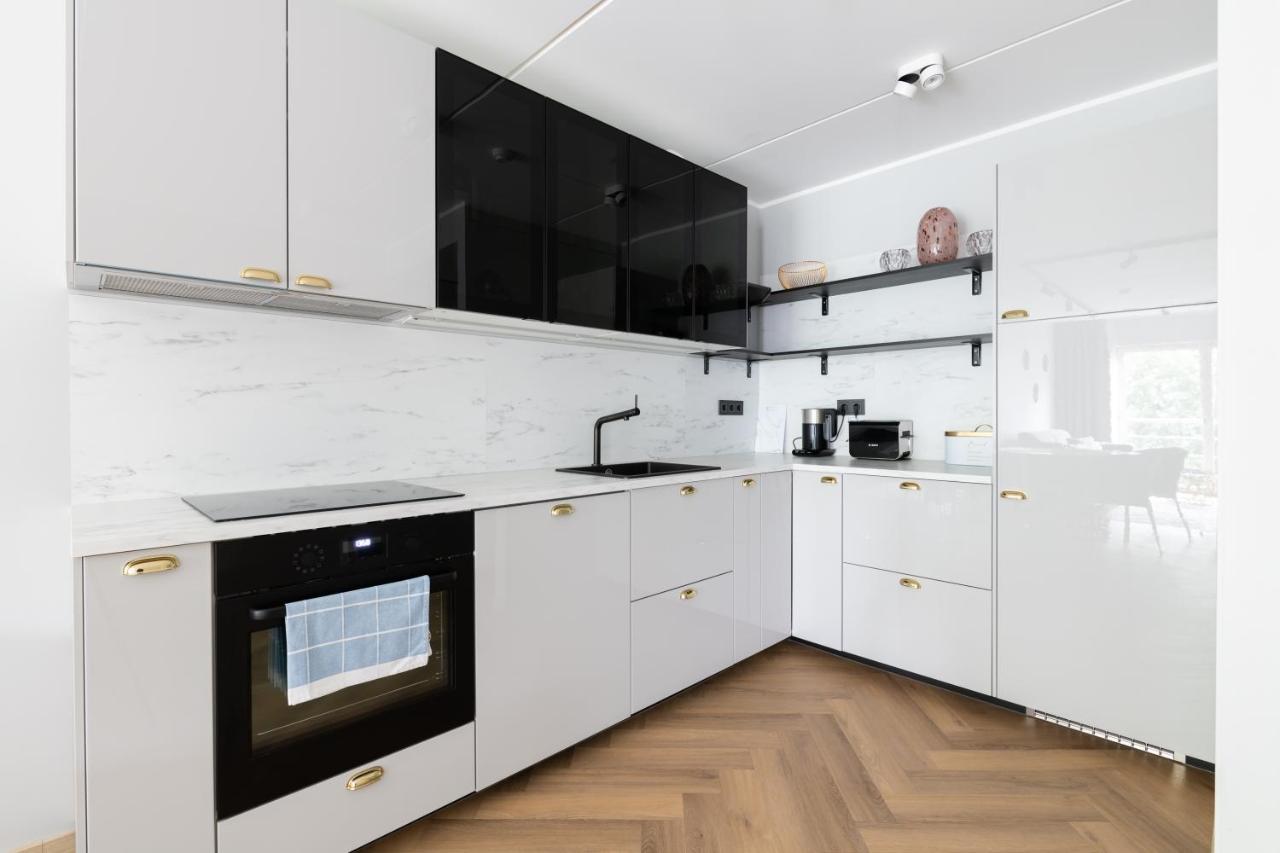 Central Rosi Art Deco Apartment With Parking Tallinn Bagian luar foto