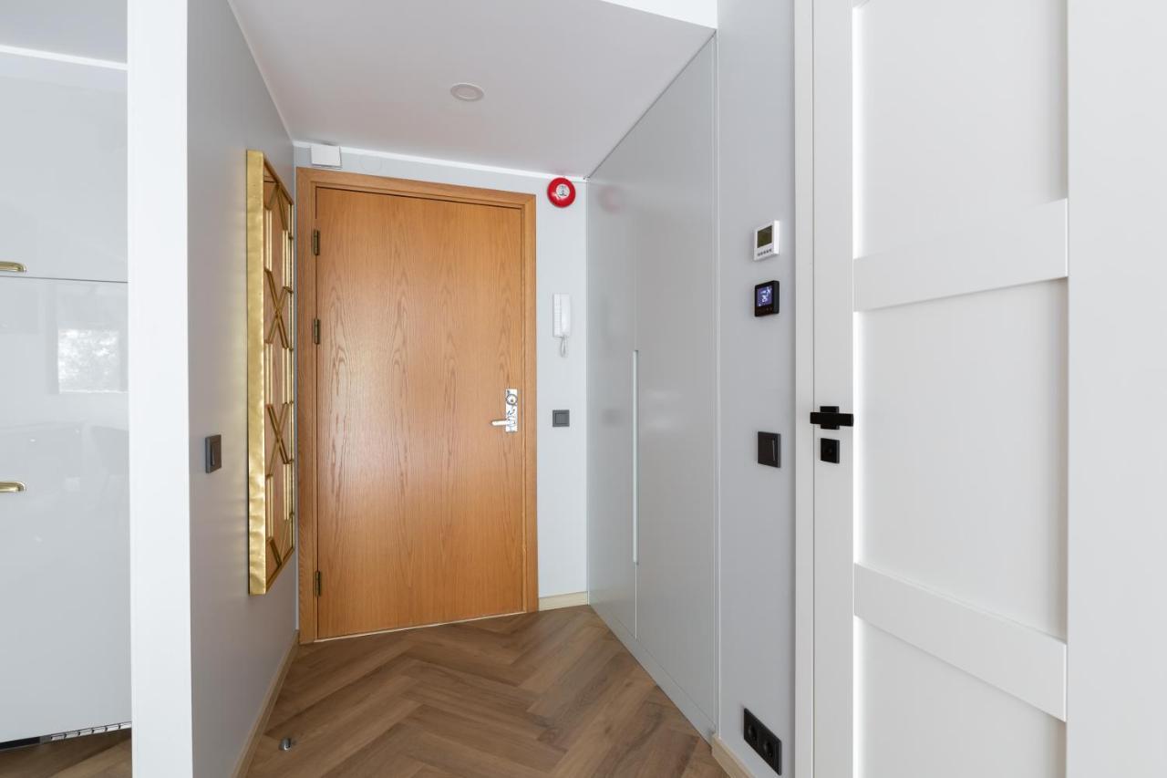 Central Rosi Art Deco Apartment With Parking Tallinn Bagian luar foto